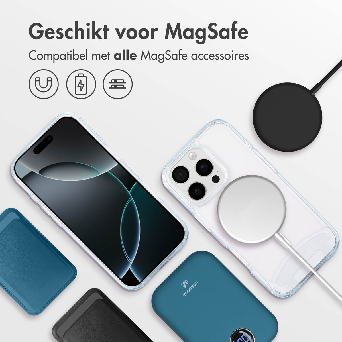 Un téléphone dans un étui transparent avec des accessoires MagSafe. Comprend un chargeur, un portefeuille et une batterie externe.