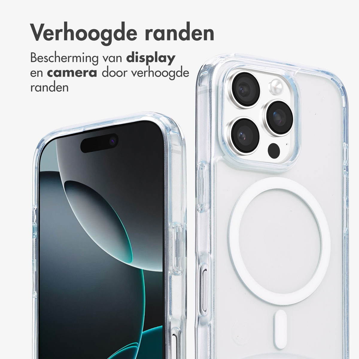 Coque transparente avec bords surélevés. Téléphone et coque sur fond gris. Anneau MagSafe visible.