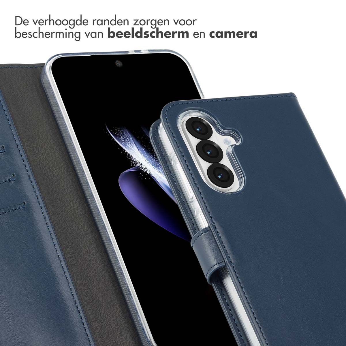 Een telefoonhoesje en een telefoon, met verhoogde randen voor scherm- en camerabescherming, die het ontwerp benadrukken.