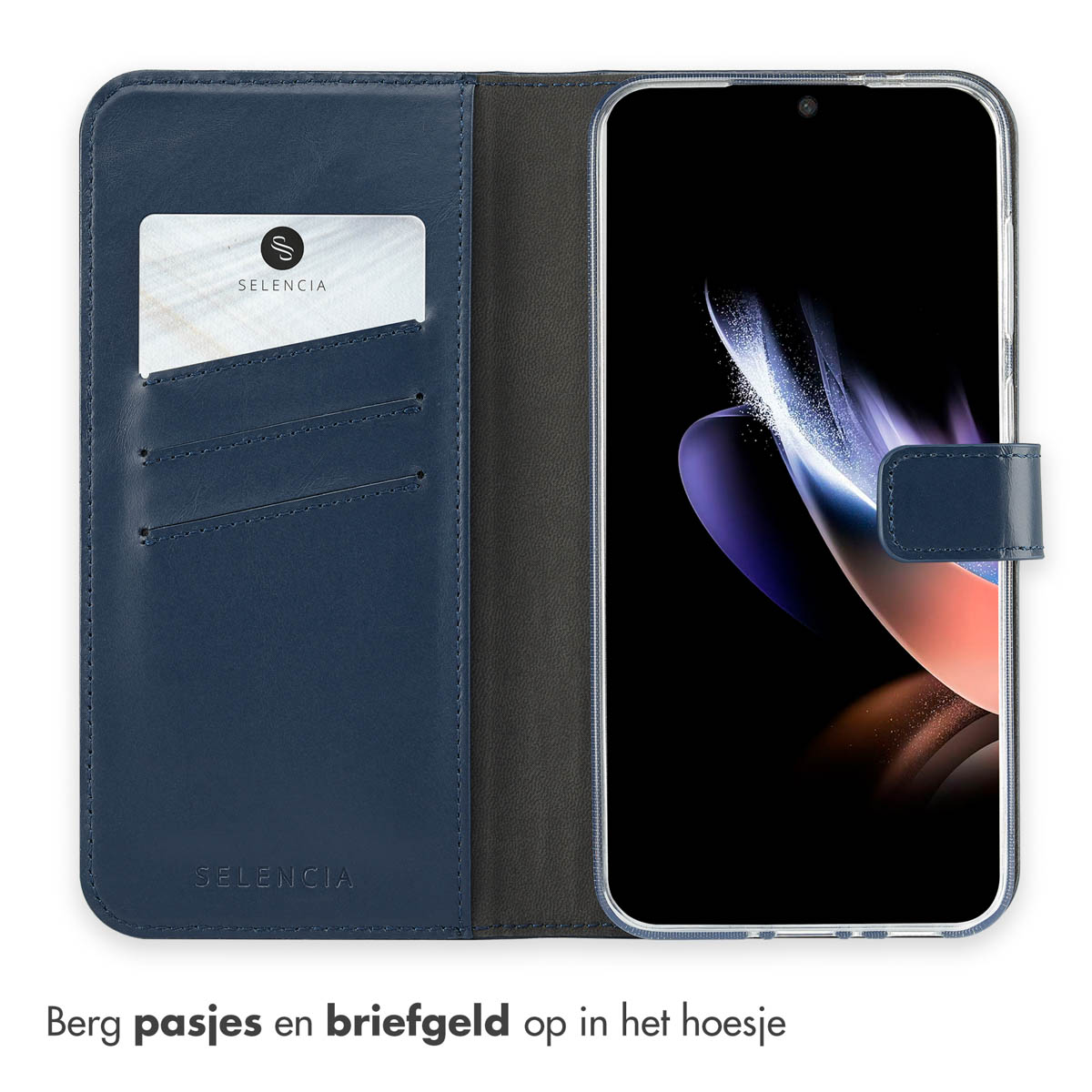 Telefoonhoesje met een telefoon en een kaart. Blauw telefoonhoesje met een zwart scherm. Witte achtergrond.