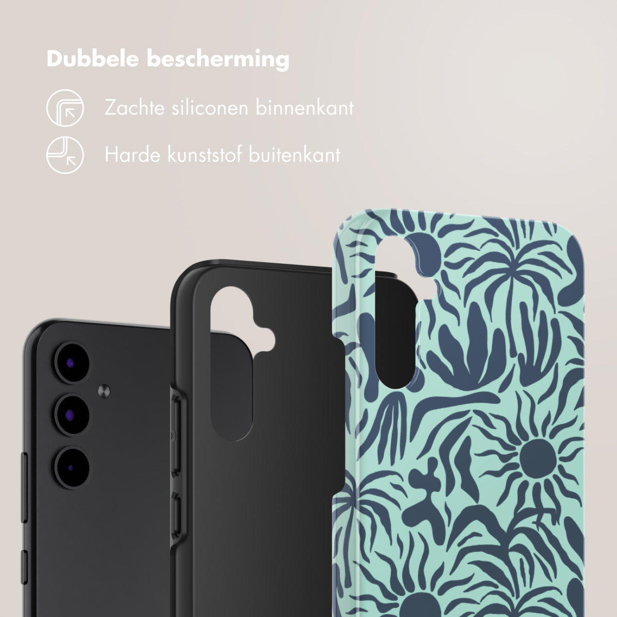 Drie telefoonhoesjes. Eén zwart, één transparant en de telefoon. De transparante hoes zit vooraan. Blauwgroene achtergrond.