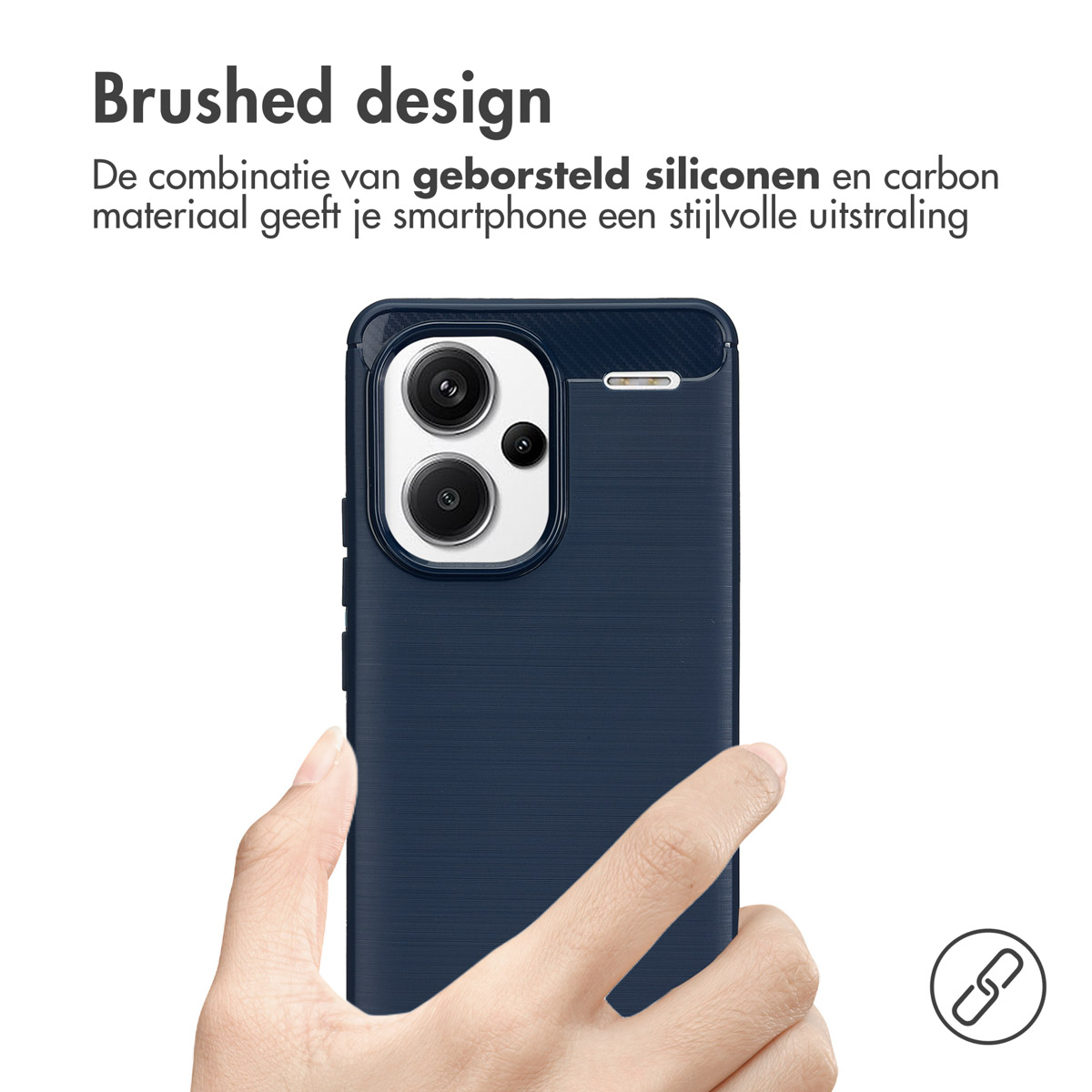 Main tenant une coque de téléphone bleu marine avec un design brossé, montrant les objectifs de l'appareil photo.