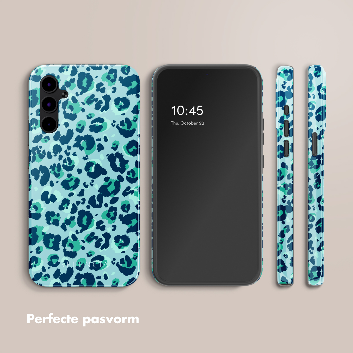 Een telefoon in een teal en blauwe luipaardprint hoes met bijpassende zijkanten, naast de telefoon die de tijd toont.