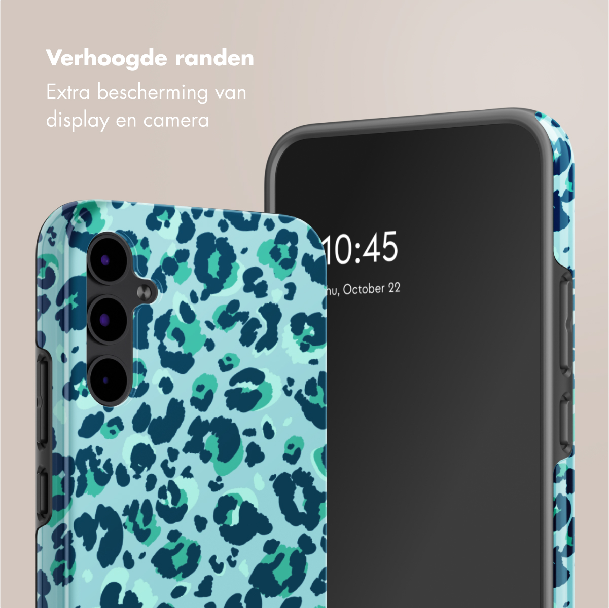 Een telefoon in een teal en blauwe luipaardprint hoes naast een andere telefoon die de tijd toont. Beide hoesjes hebben verhoogde randen.
