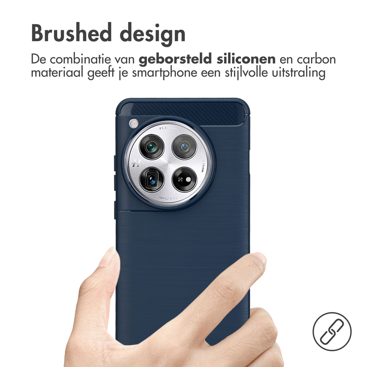 Mano che tiene un telefono con custodia blu, che mostra la fotocamera, sfondo bianco.