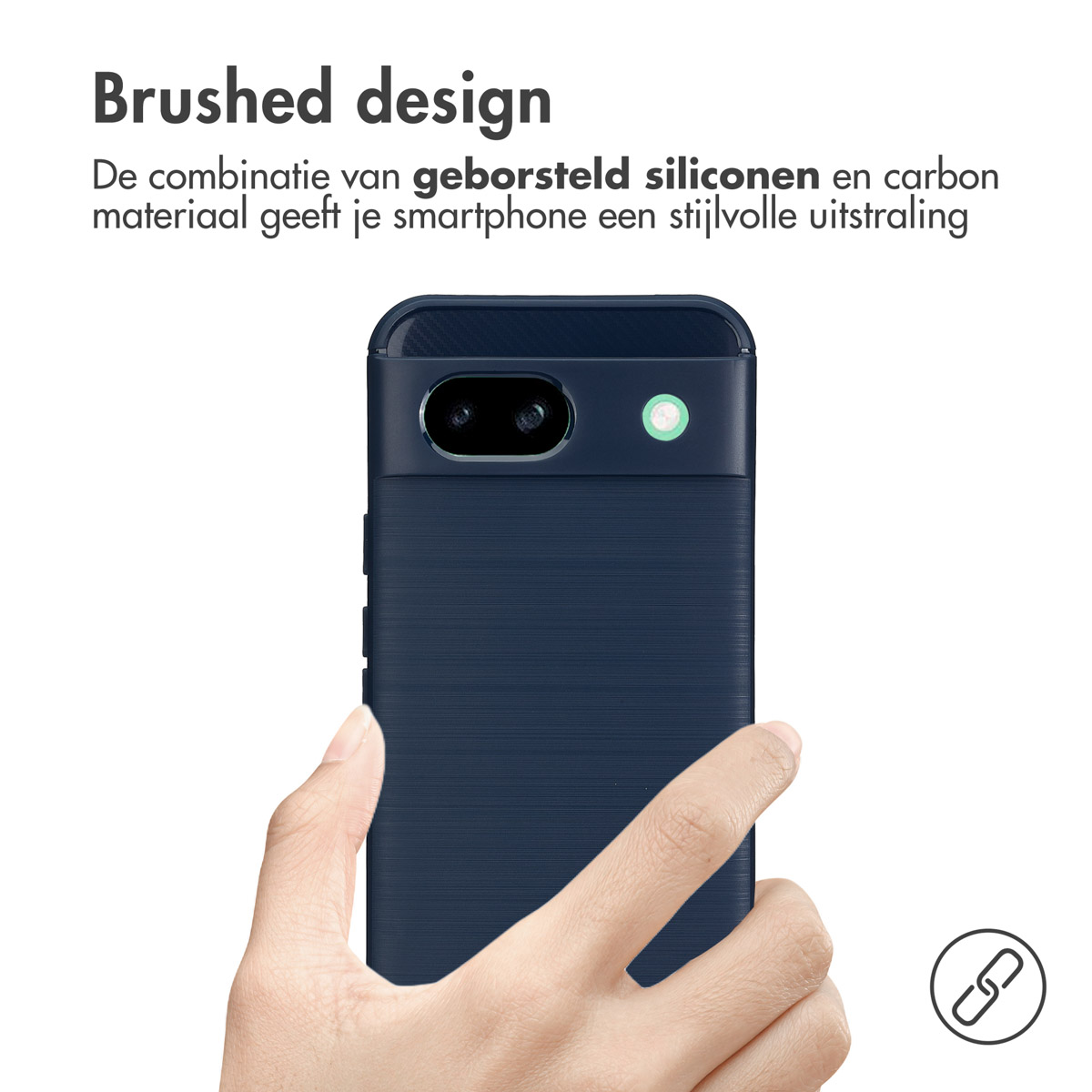 Een marineblauwe telefoonhoes, vastgehouden door een hand. De tekst zegt 'Geborsteld design'.
