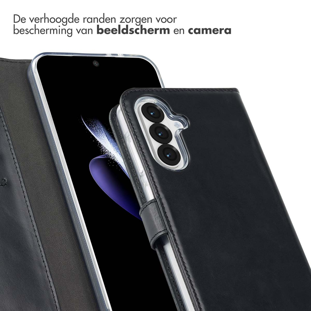 Téléphone dans un étui noir, ouvert. Texte en néerlandais : 'Les bords surélevés protègent l'écran et l'appareil photo'.