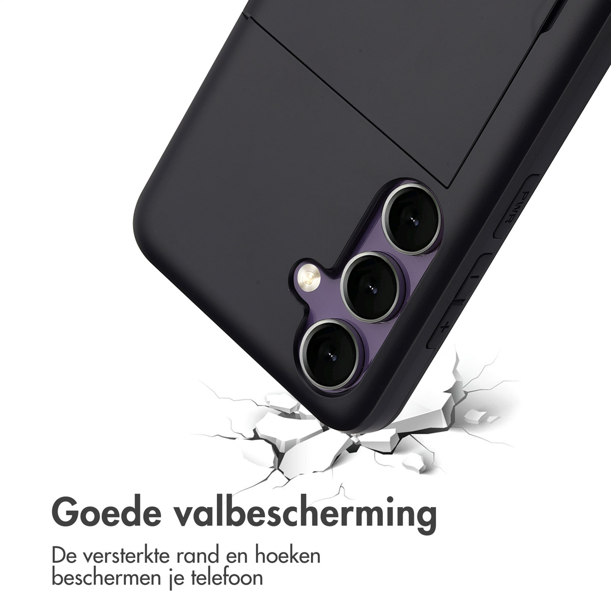 Een zwarte telefoonhoes op een gebarsten oppervlak. De hoes beschermt de telefoon. De telefoon heeft een camera.