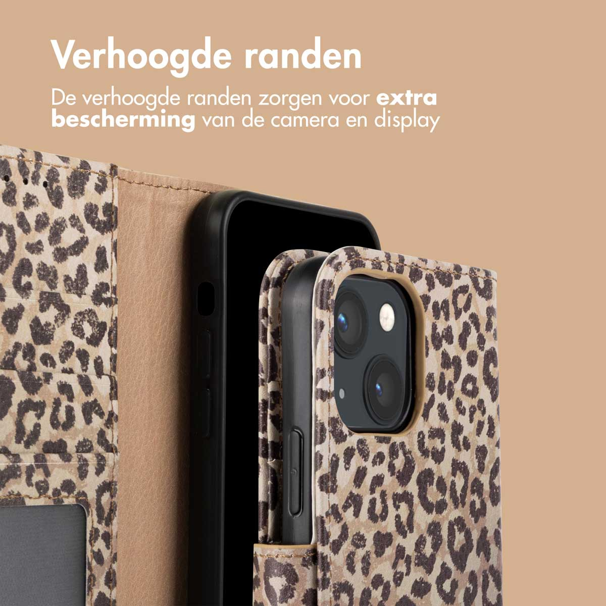 Telefoonhoesje met luipaardprint, met een telefoon. De telefoon is zwart. Hoesje heeft verhoogde randen.