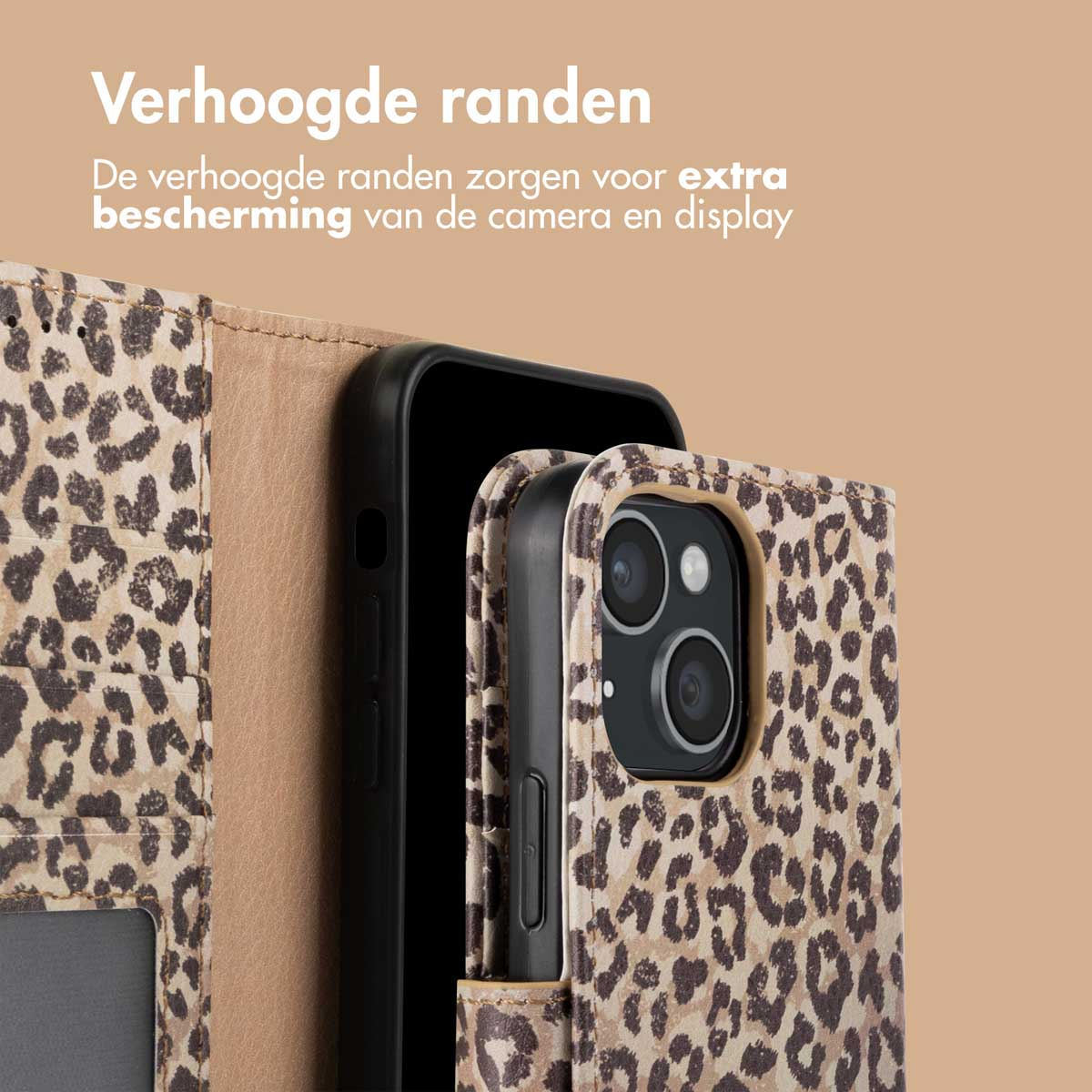 Telefoon in een portemonnee-hoesje met luipaardprint. Tekst: Verhoogde randen.