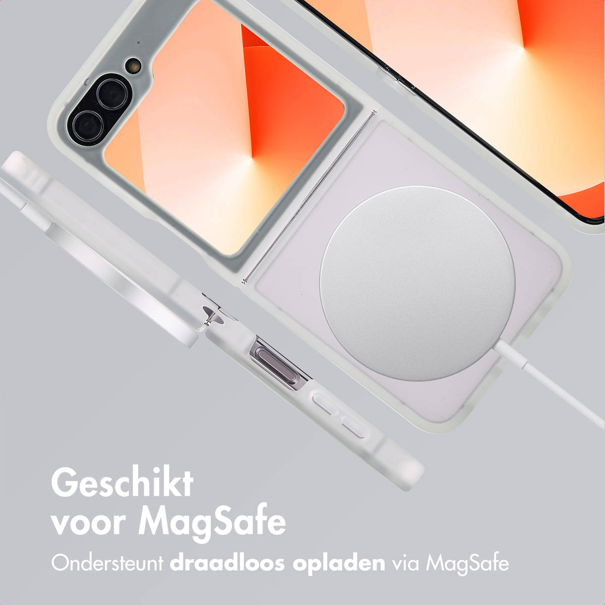 Witte telefoonhoes met MagSafe-oplader. Oranje telefoonscherm op de achtergrond.