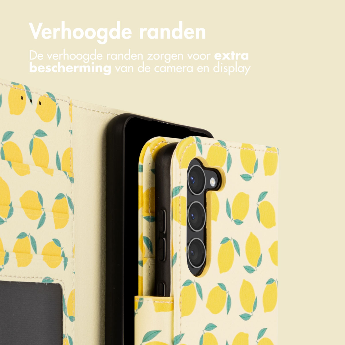 Telefono in una custodia a portafoglio con motivo a limoni, che mostra bordi rialzati per display e fotocamera.