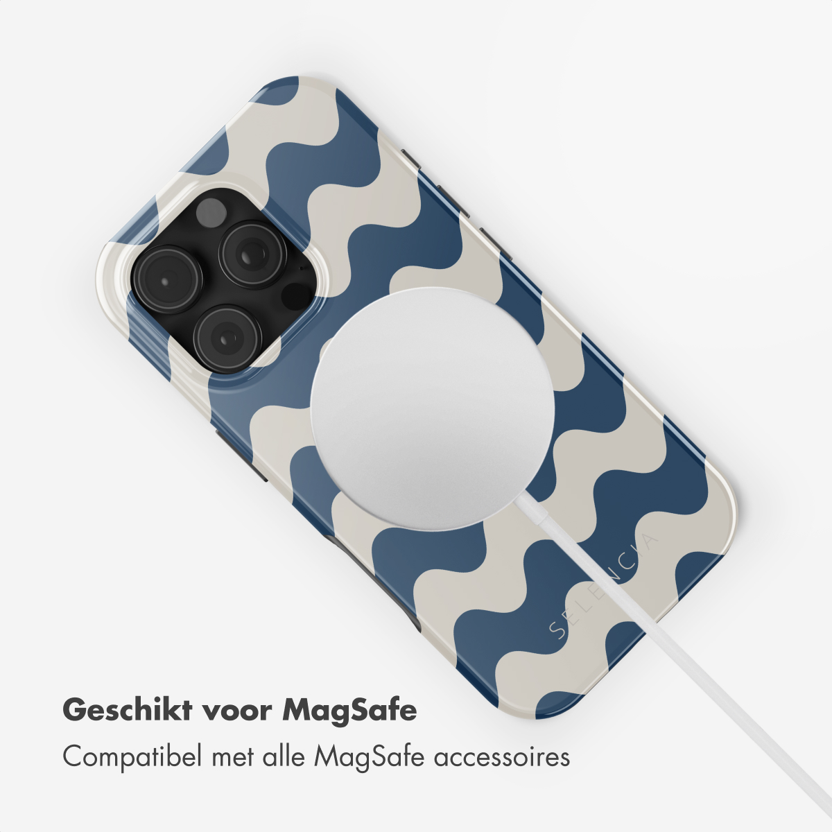 Étui de téléphone bleu avec des lignes ondulées et un chargeur MagSafe sur une surface blanche.