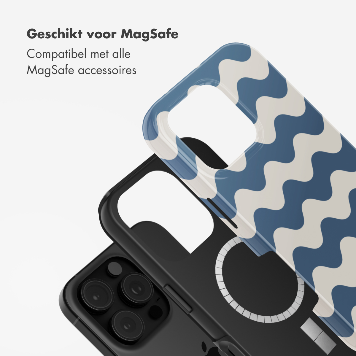 Deux coques de téléphone avec un téléphone noir. Une coque est noire, l'autre bleue et blanche.