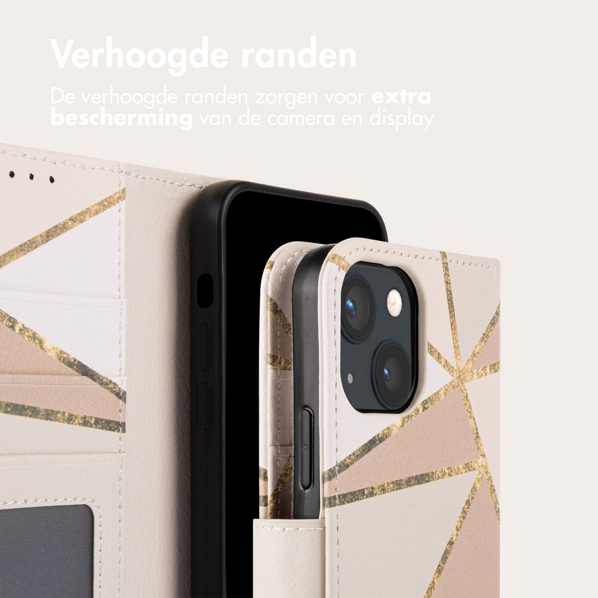 Coque de téléphone avec un design géométrique beige et or, et un téléphone noir à l'intérieur.