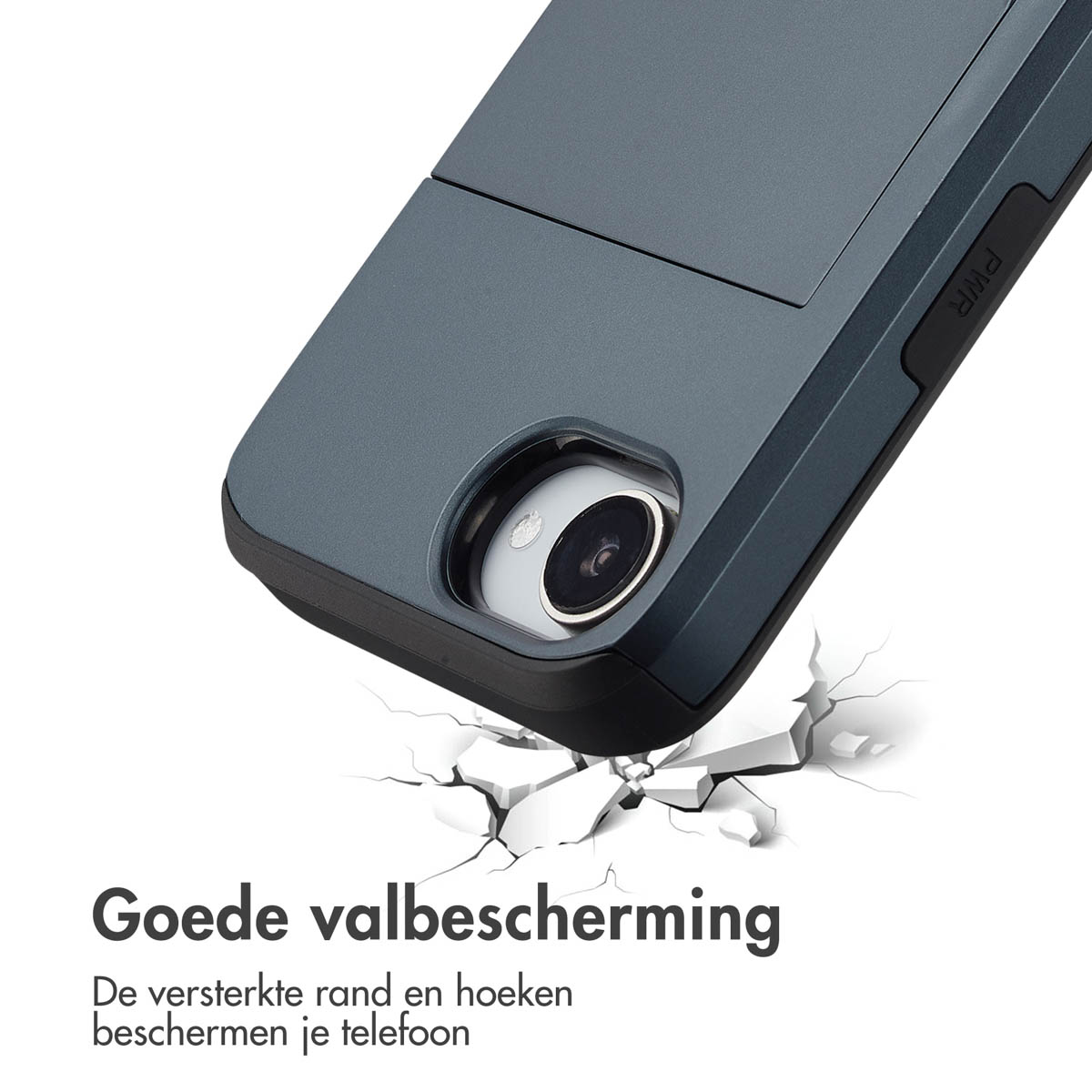 Een telefoonhoesje met een donkerblauwe hoes en de telefoon valt met scheuren op de vloer.