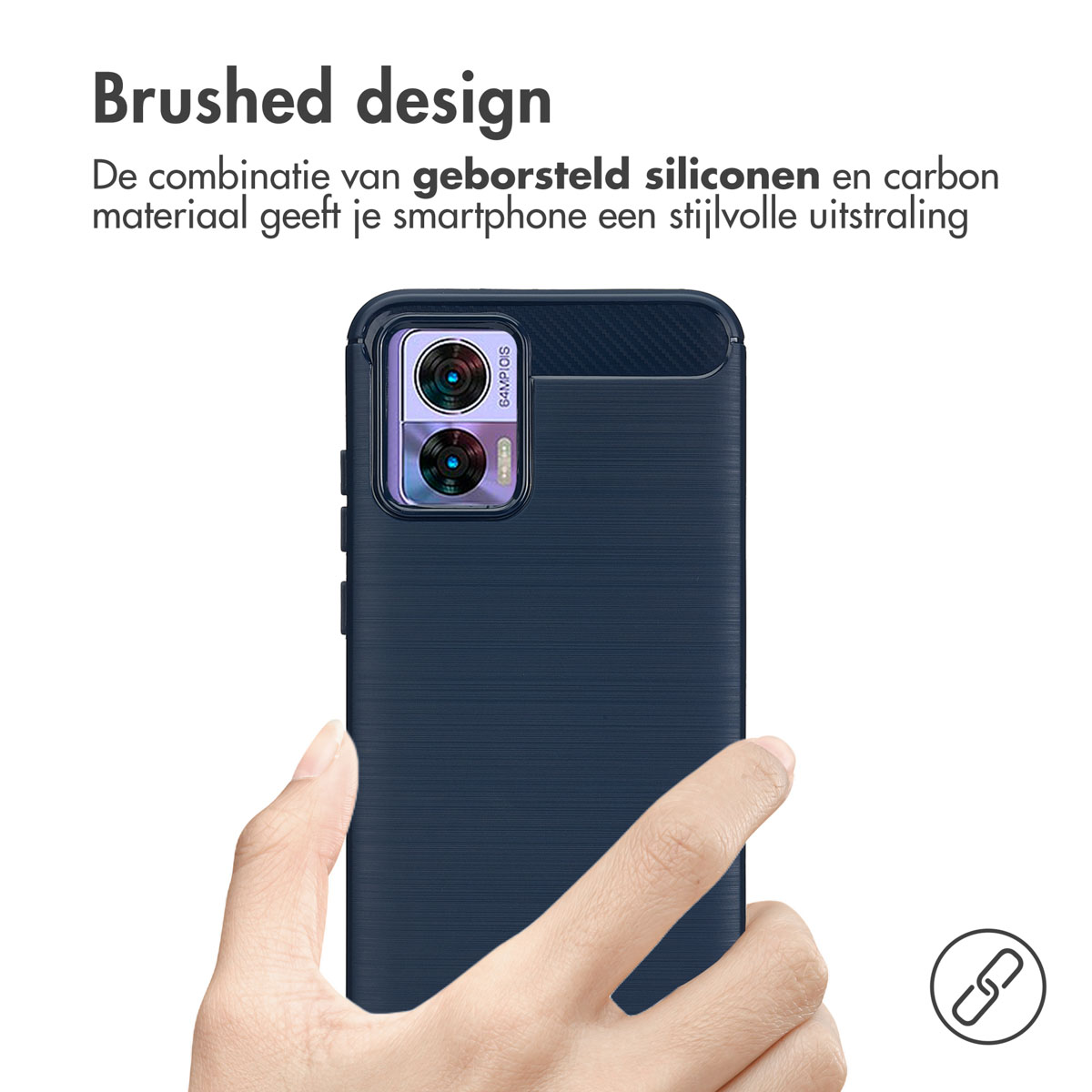 Hand die een marineblauwe telefoonhoes vasthoudt met een geborsteld ontwerp, met cameralenzen.