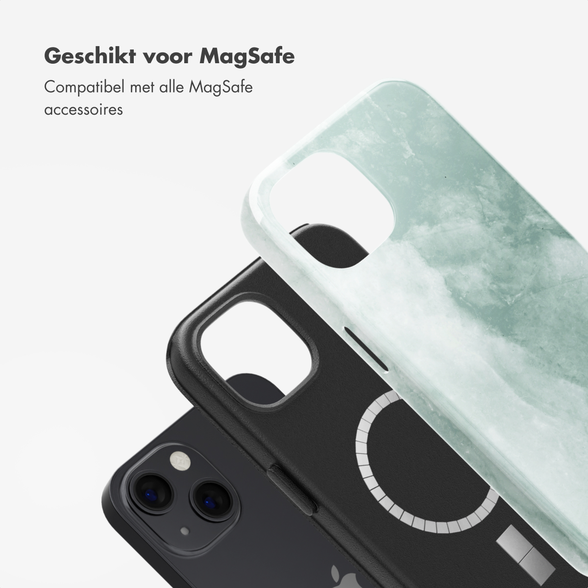 Deux coques de téléphone, une noire et une avec un design marbré, et un téléphone.