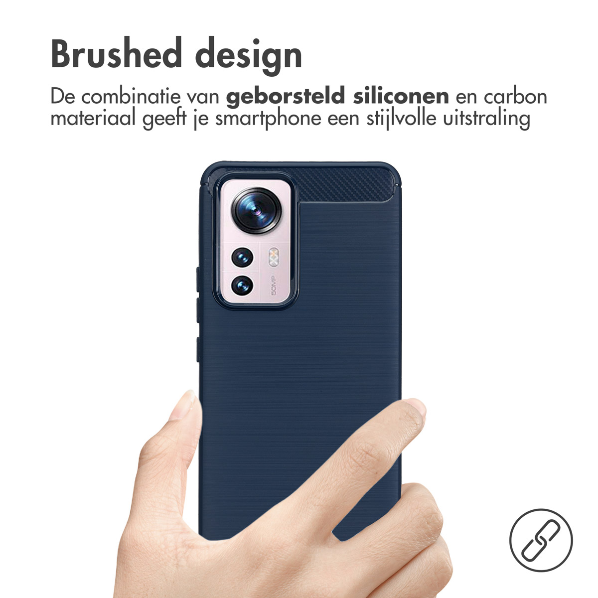 Een blauw telefoonhoesje met een geborsteld ontwerp, in de hand gehouden. De hoes heeft de camera van de telefoon zichtbaar.