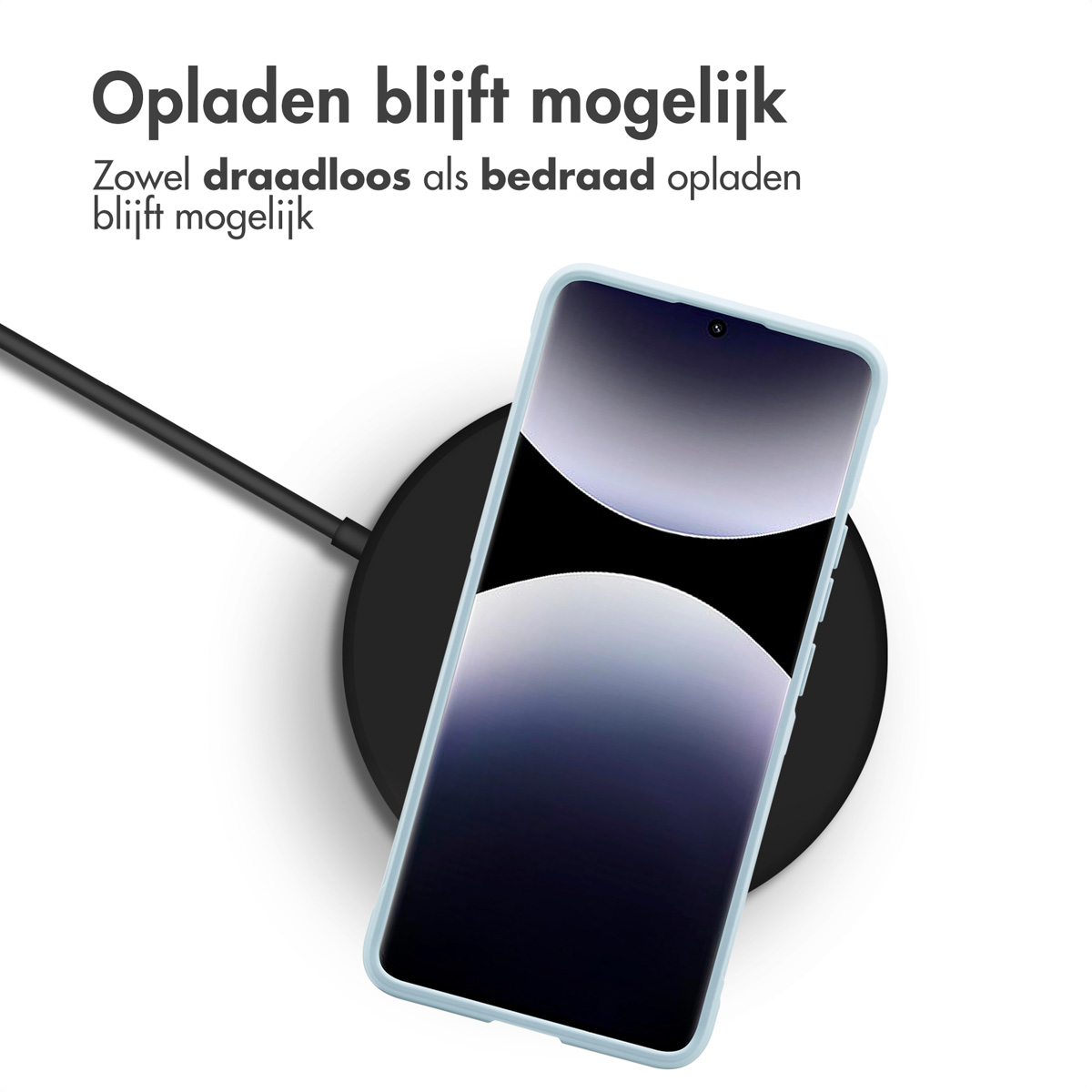 Een telefoon draadloos opladen. De telefoon heeft een lichtblauwe hoes.