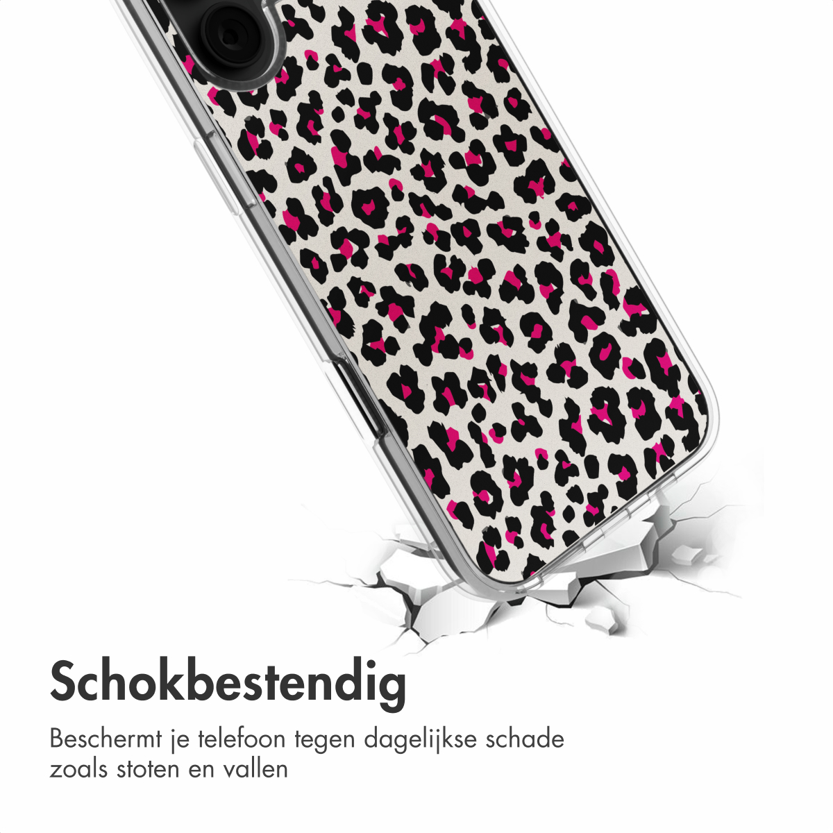 Een telefoon met een luipaardprint hoesje schuin op een gebarsten oppervlak. De hoes is transparant.