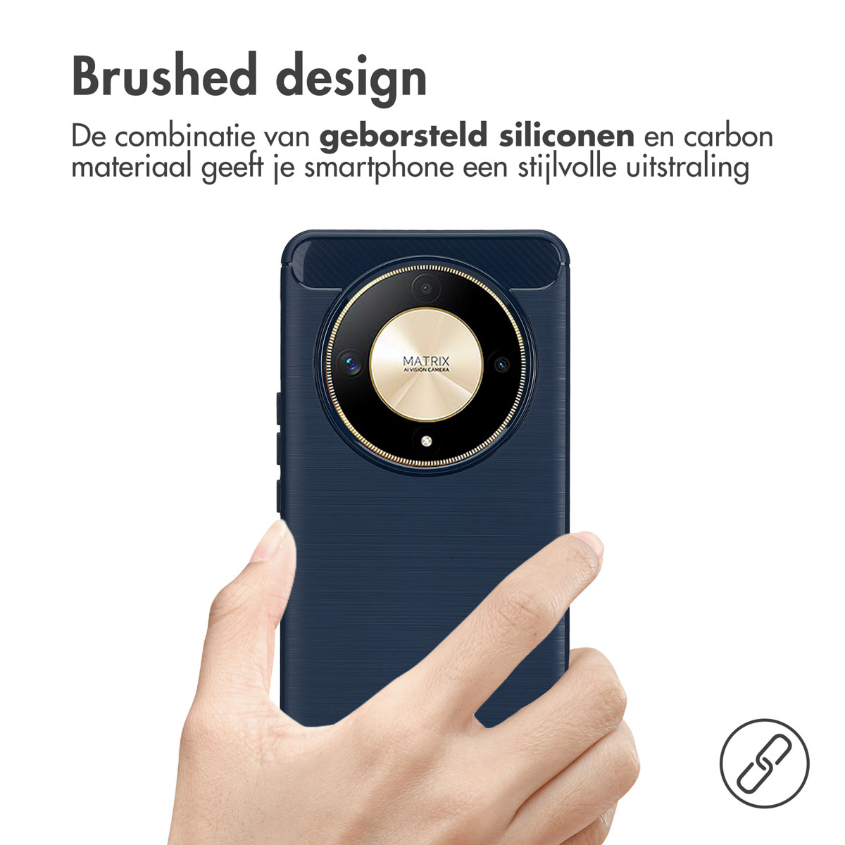 Mano che tiene custodia nera con design spazzolato. Dettaglio fotocamera dorata visibile. Testo: Design spazzolato.