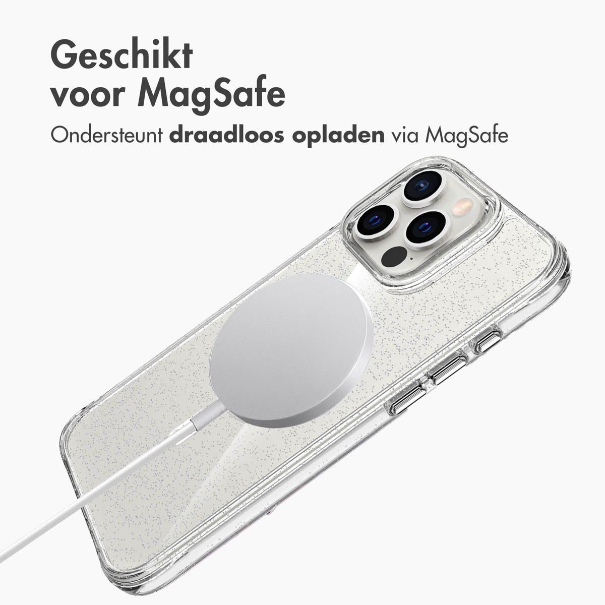 Een telefoon in een doorzichtig hoesje met een MagSafe-oplader bevestigd. Het hoesje heeft glitter en ligt op wit.