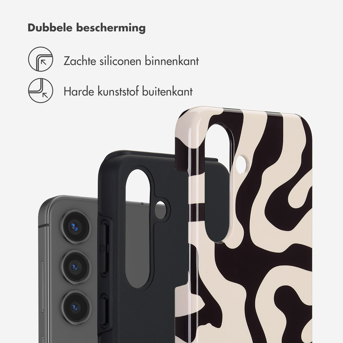 Een telefoon naast twee telefoonhoesjes. Eén is zwart en de andere heeft een patroon van beige en zwart.