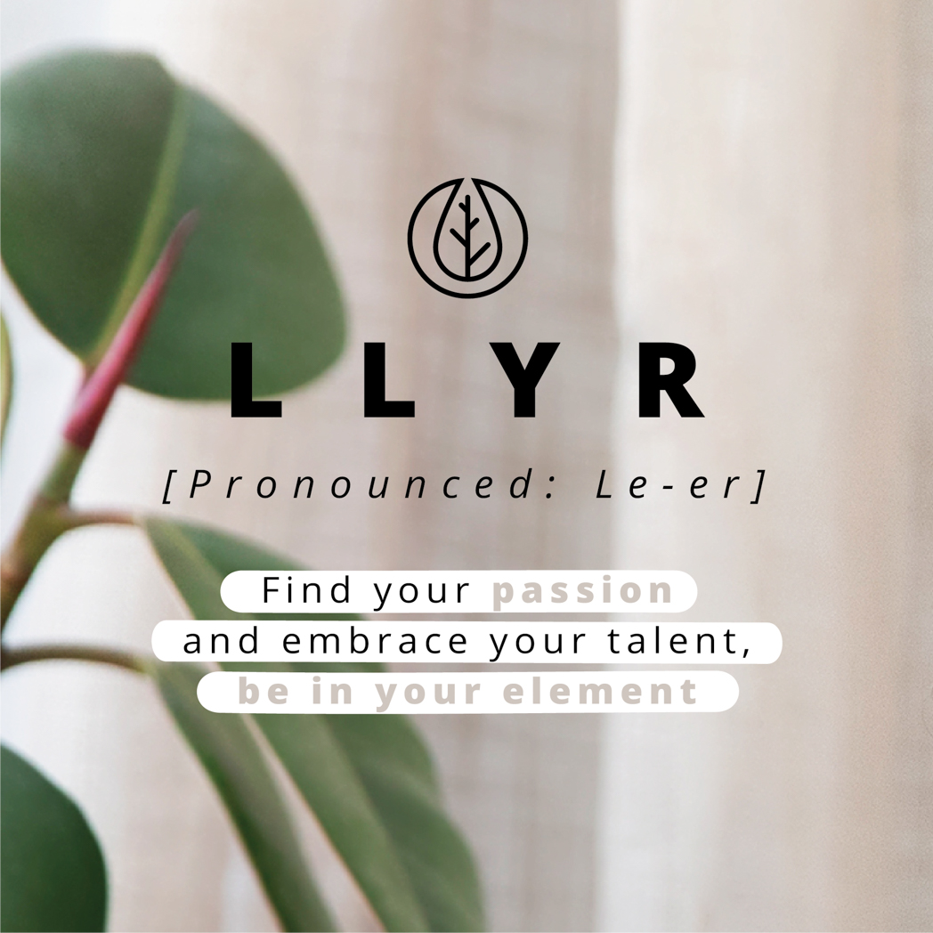 Texte LLYR avec un symbole de feuille. Le texte dit : Trouvez votre passion et embrassez votre talent, soyez vous-même.