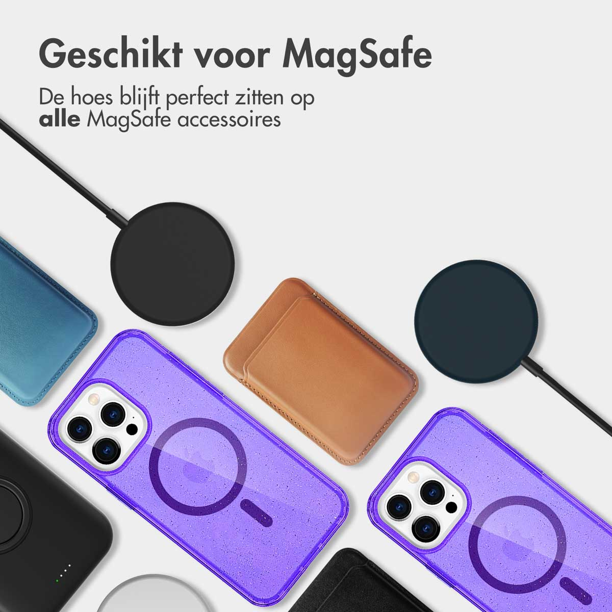 Verschillende telefoonhoesjes en oplaadpads op een wit oppervlak. Hoesjes zijn paars, zwart en bruin.