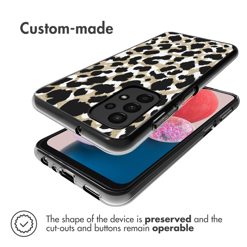 Custodia con stampa leopardata su un telefono. Telefono e custodia sono aperti.