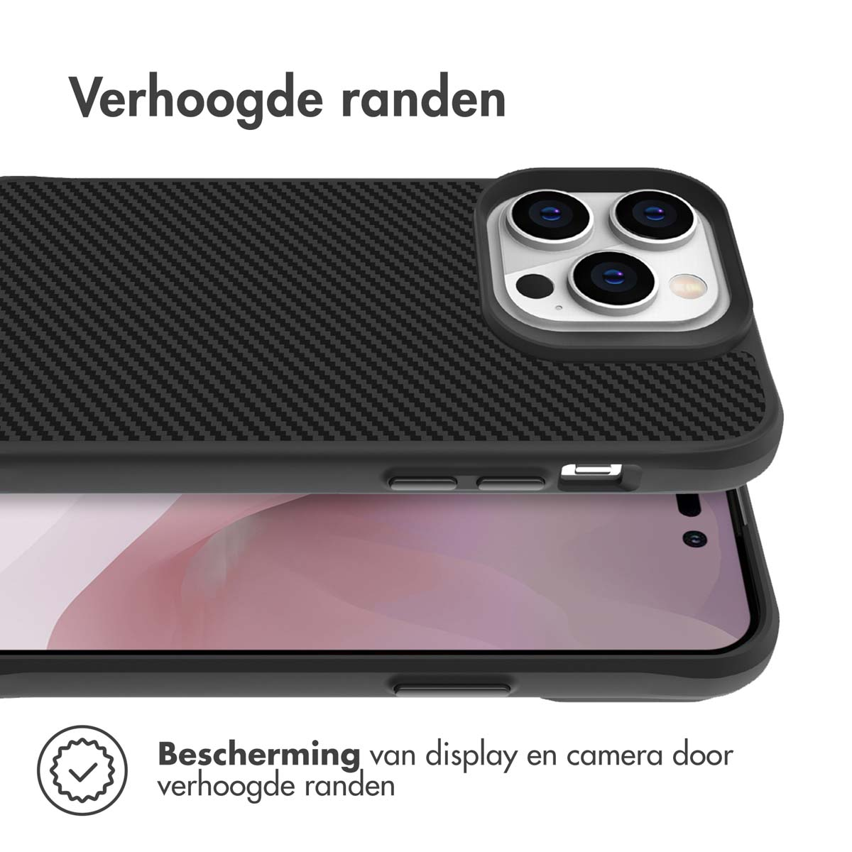 Une coque de téléphone avec un motif en fibre de carbone sur le dessus d'un téléphone. La coque a des bords surélevés.