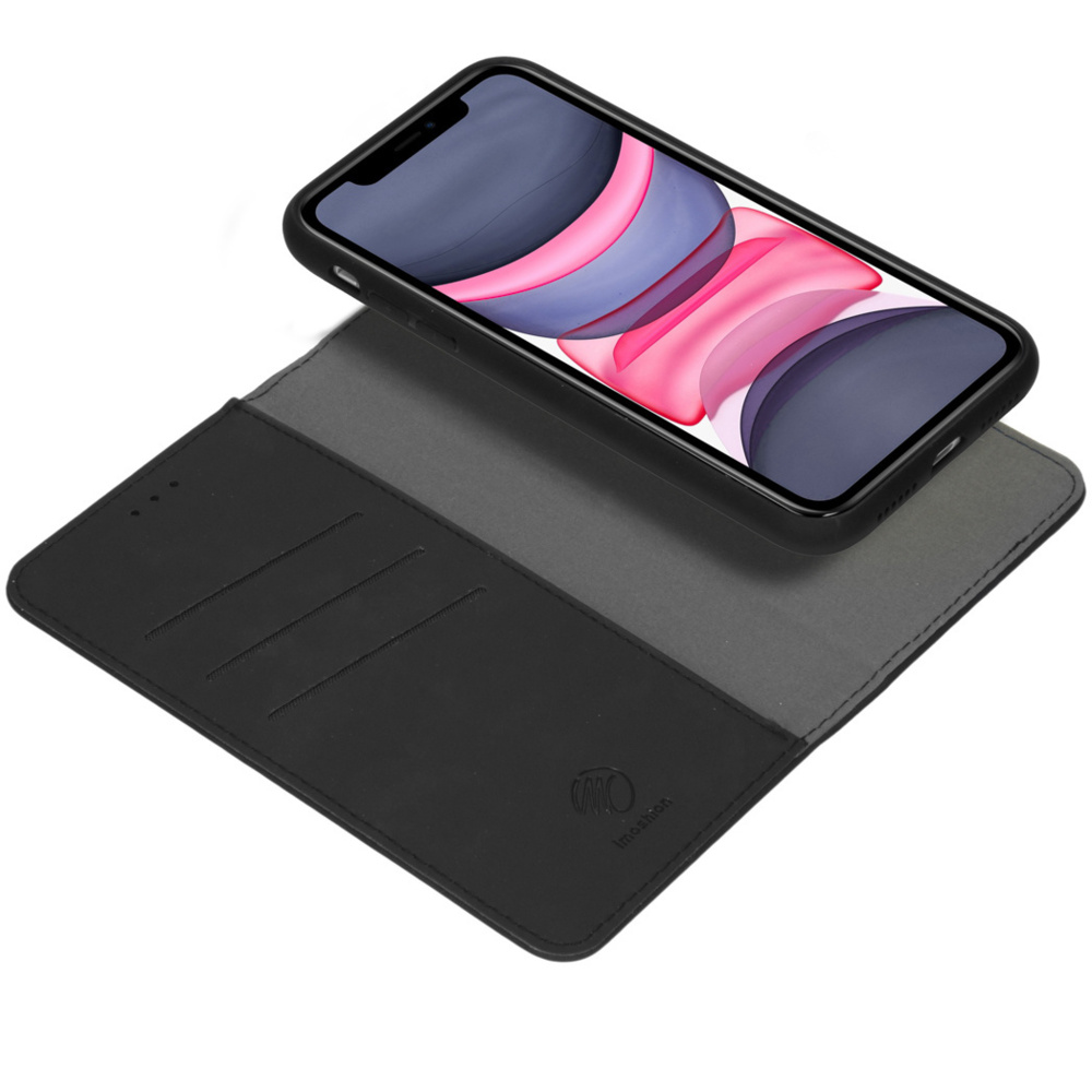 Un étui de téléphone noir avec un téléphone dedans. Le téléphone a un écran noir. L'étui s'ouvre comme un livre.