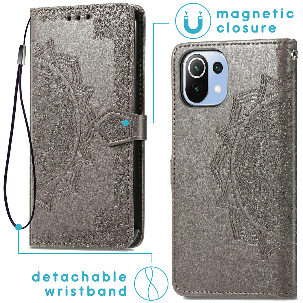 Étui de téléphone en cuir gris, avec une dragonne amovible et une fermeture magnétique, avec un design orné.