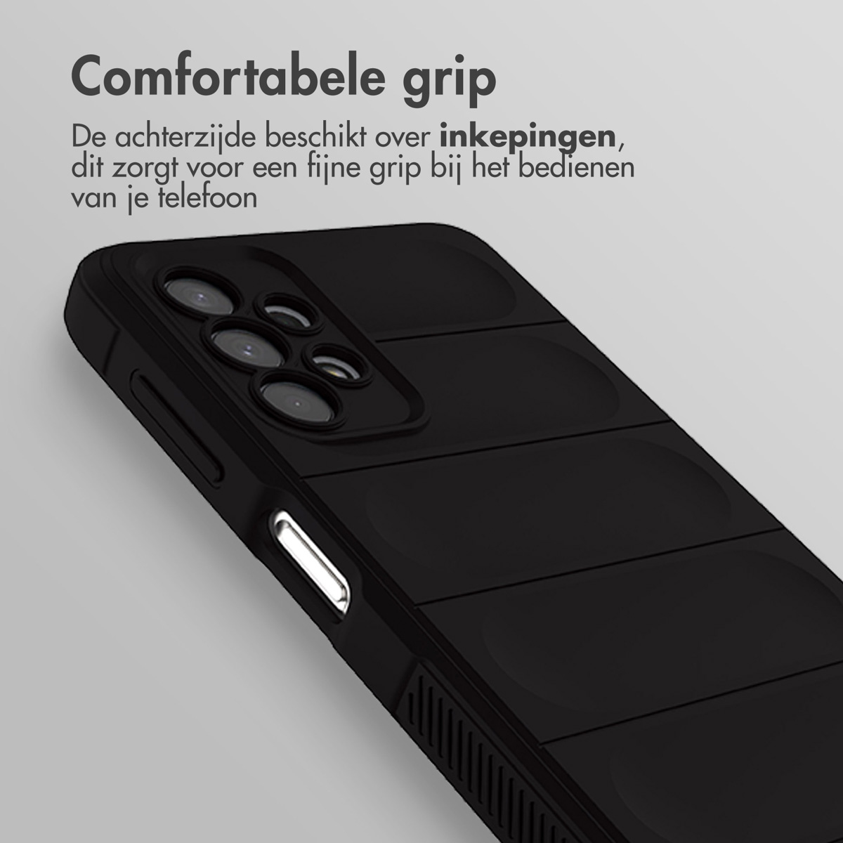 Coque de téléphone noire avec un design nervuré, vue en angle. La coque semble être en caoutchouc.