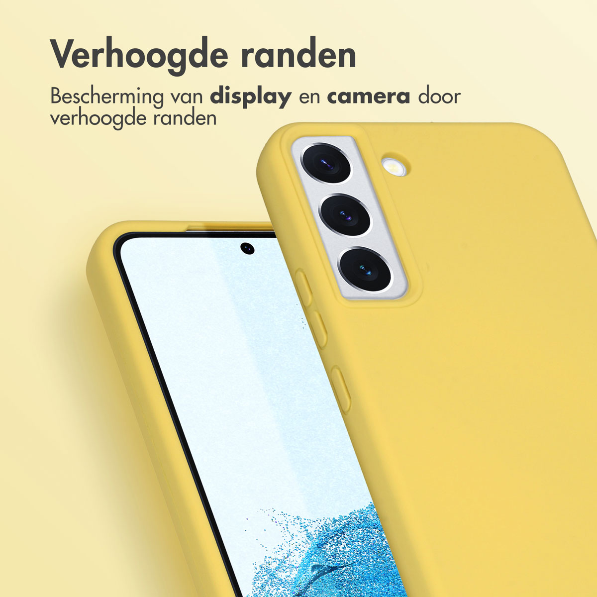 Un étui de téléphone jaune avec un téléphone à l'intérieur. Le téléphone a un étui jaune. Le fond est blanc.