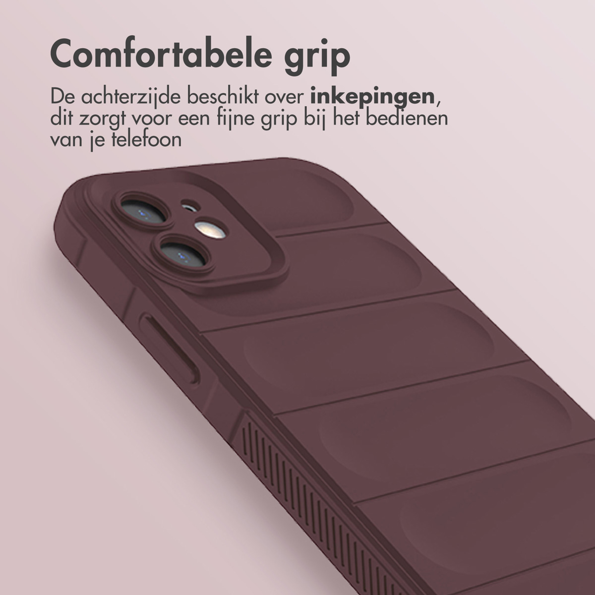 Gros plan d'une coque de téléphone bordeaux montrant la texture, avec un téléphone partiellement visible, sur fond rose clair.