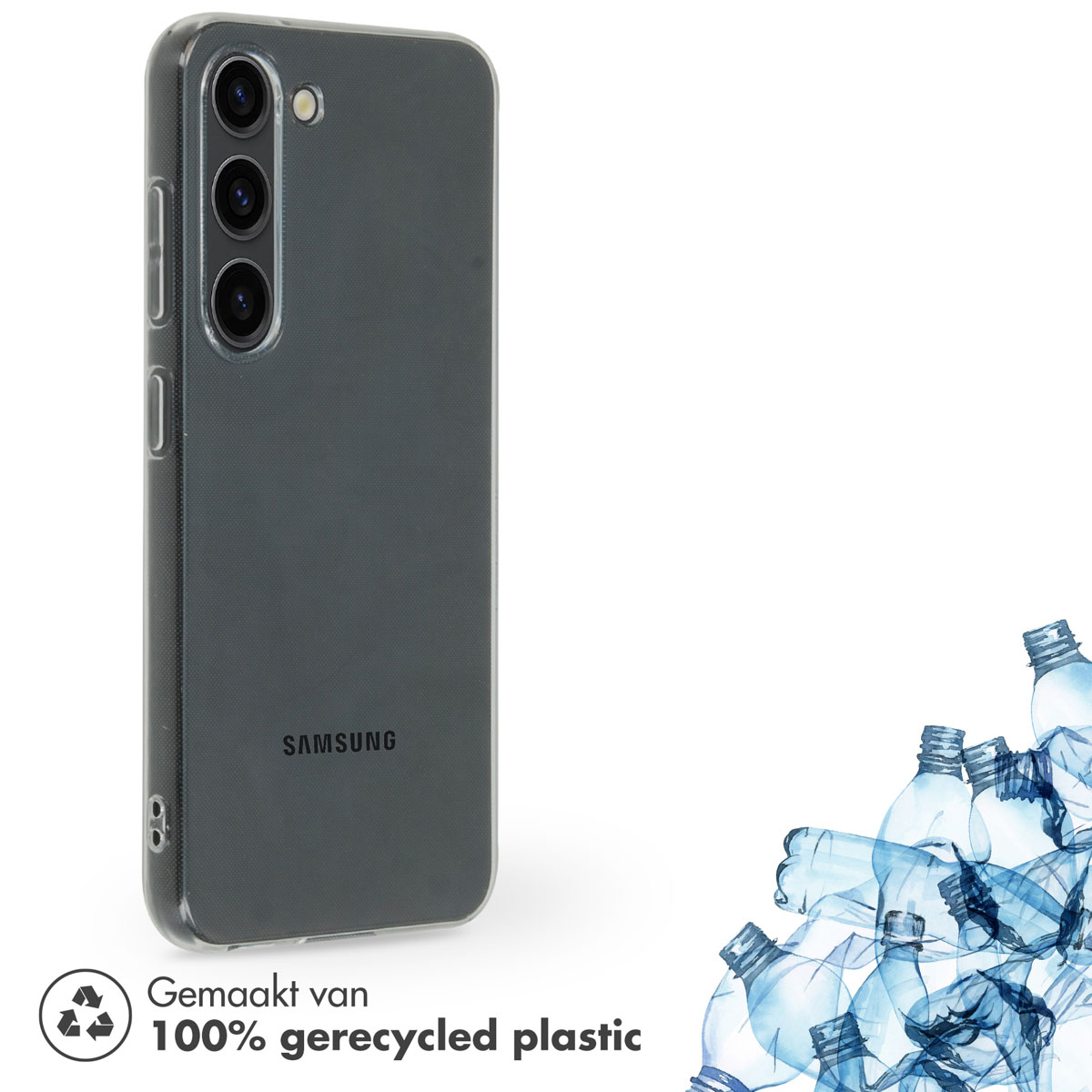Una custodia trasparente per telefono è mostrata accanto a un mucchio di bottiglie d'acqua di plastica blu, fatte di plastica riciclata.