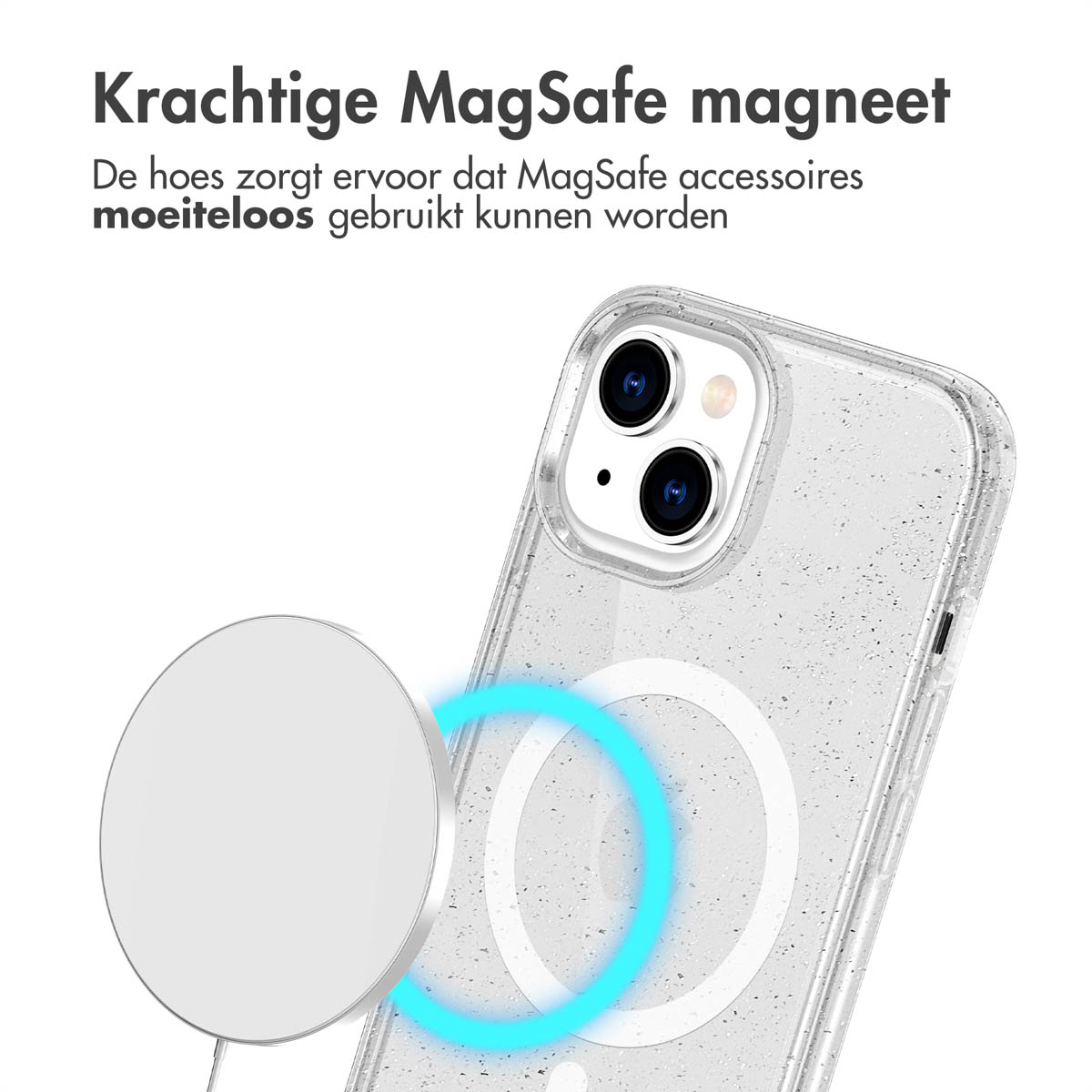 Una custodia trasparente con glitter argentati e un magnete MagSafe argentato. Il telefono è bianco.