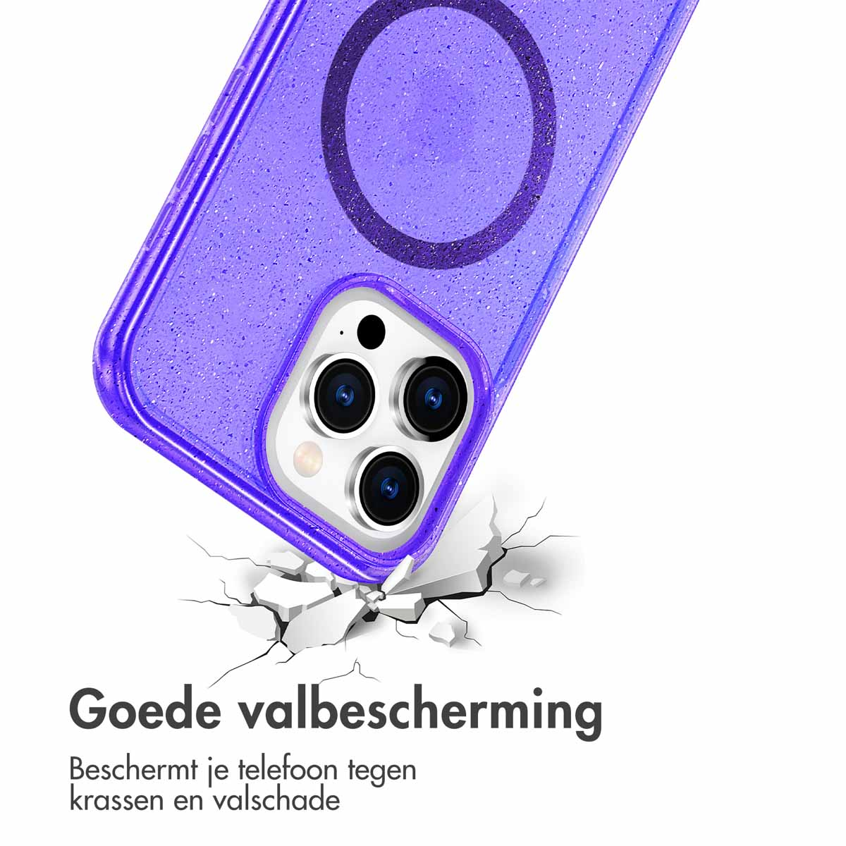 Een paars telefoonhoesje met glitter. Het hoesje is gebarsten, met een telefoon erin, op een wit oppervlak.