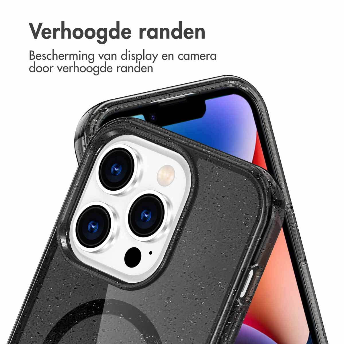 Zwarte telefoonhoes op een iPhone. Toont de cameralenzen en de beschermende randen van de hoes.