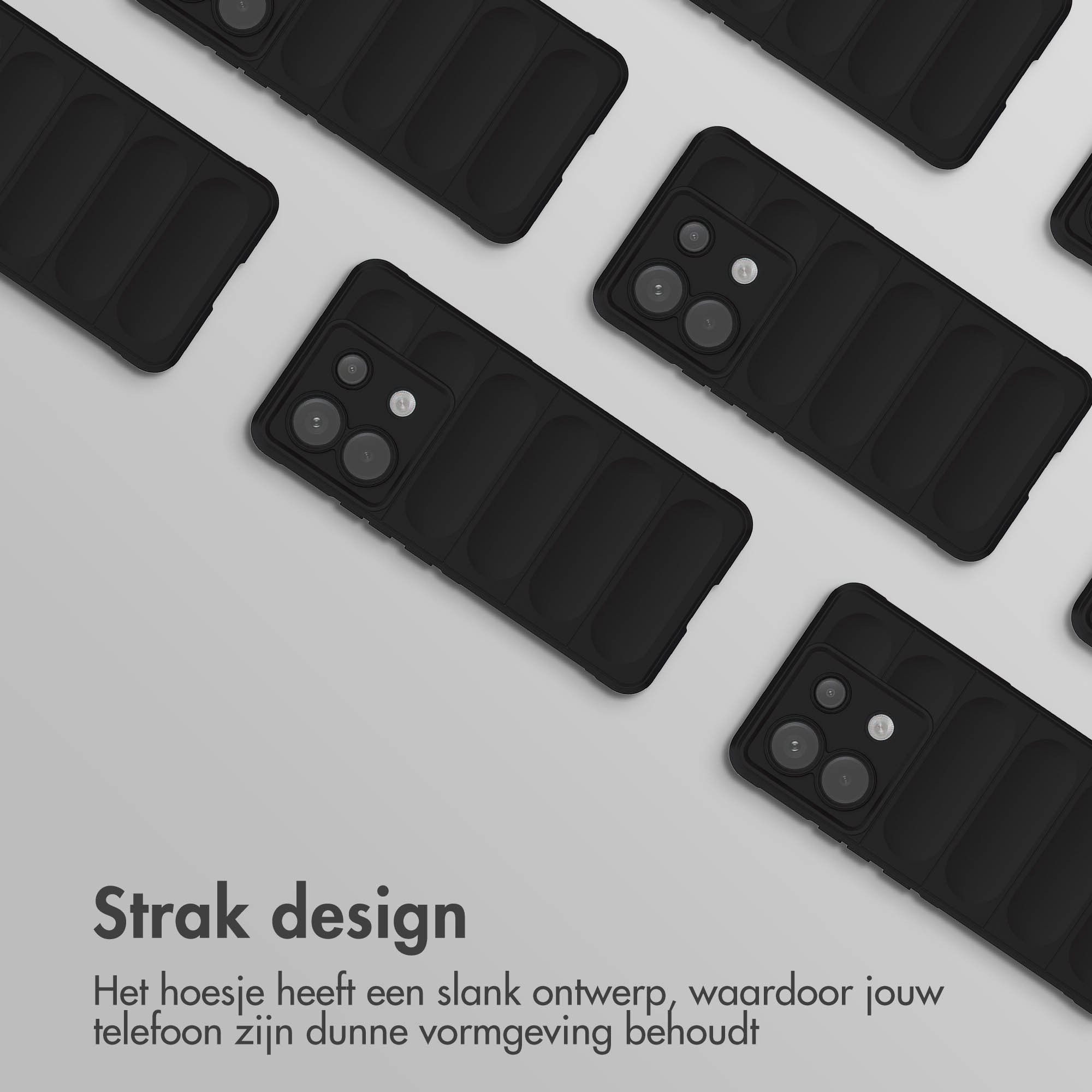 Meerdere zwarte telefoonhoesjes. Ze hebben een strak design. Grijze achtergrond.