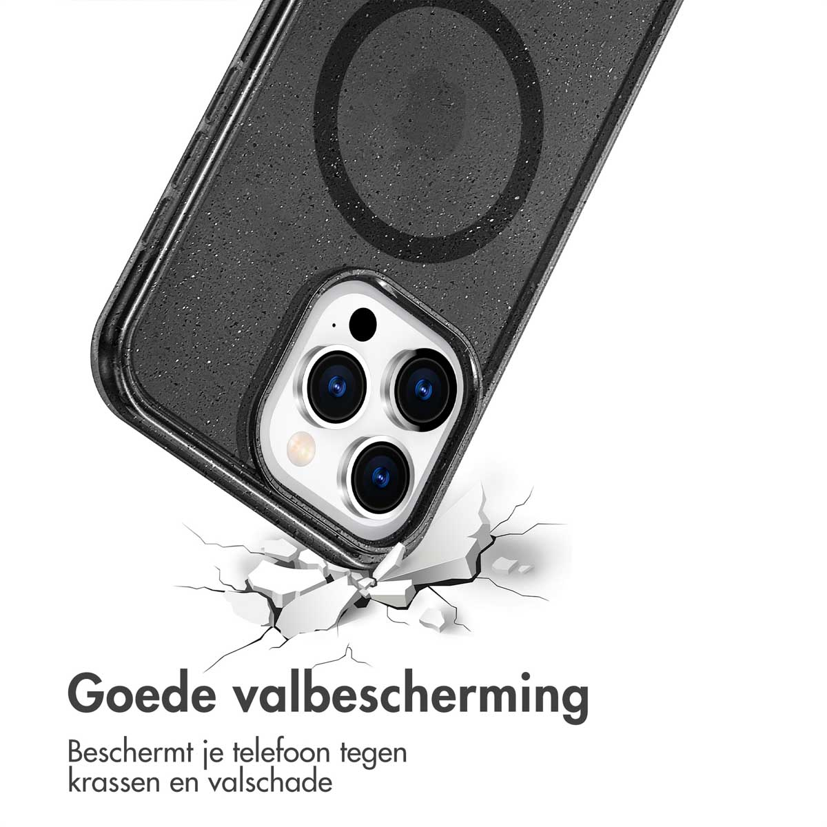 Coque de téléphone avec un design en marbre, près d'un point de rupture. Elle protège un téléphone des dommages.