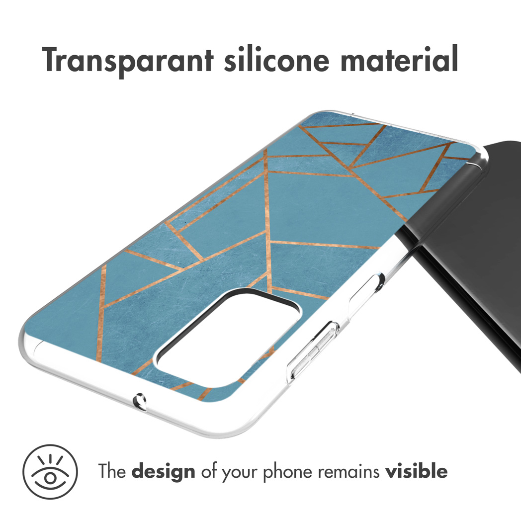 Telefoonhoesje met een blauw en goud geometrisch ontwerp. Telefoon is zwart.