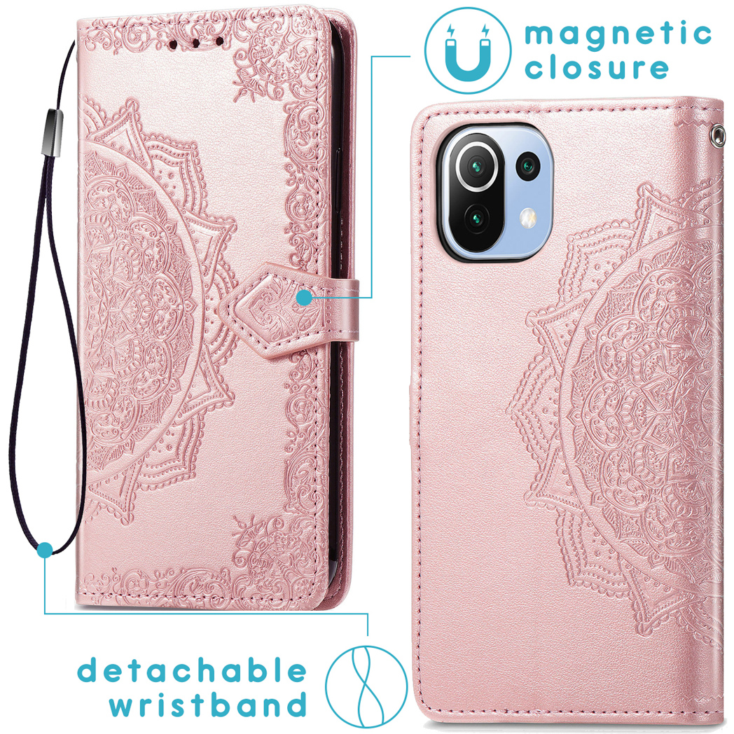 Roze telefoonhoesje met mandala-ontwerp, magnetische sluiting en afneembare polsband. De hoes is open en toont de telefoon.