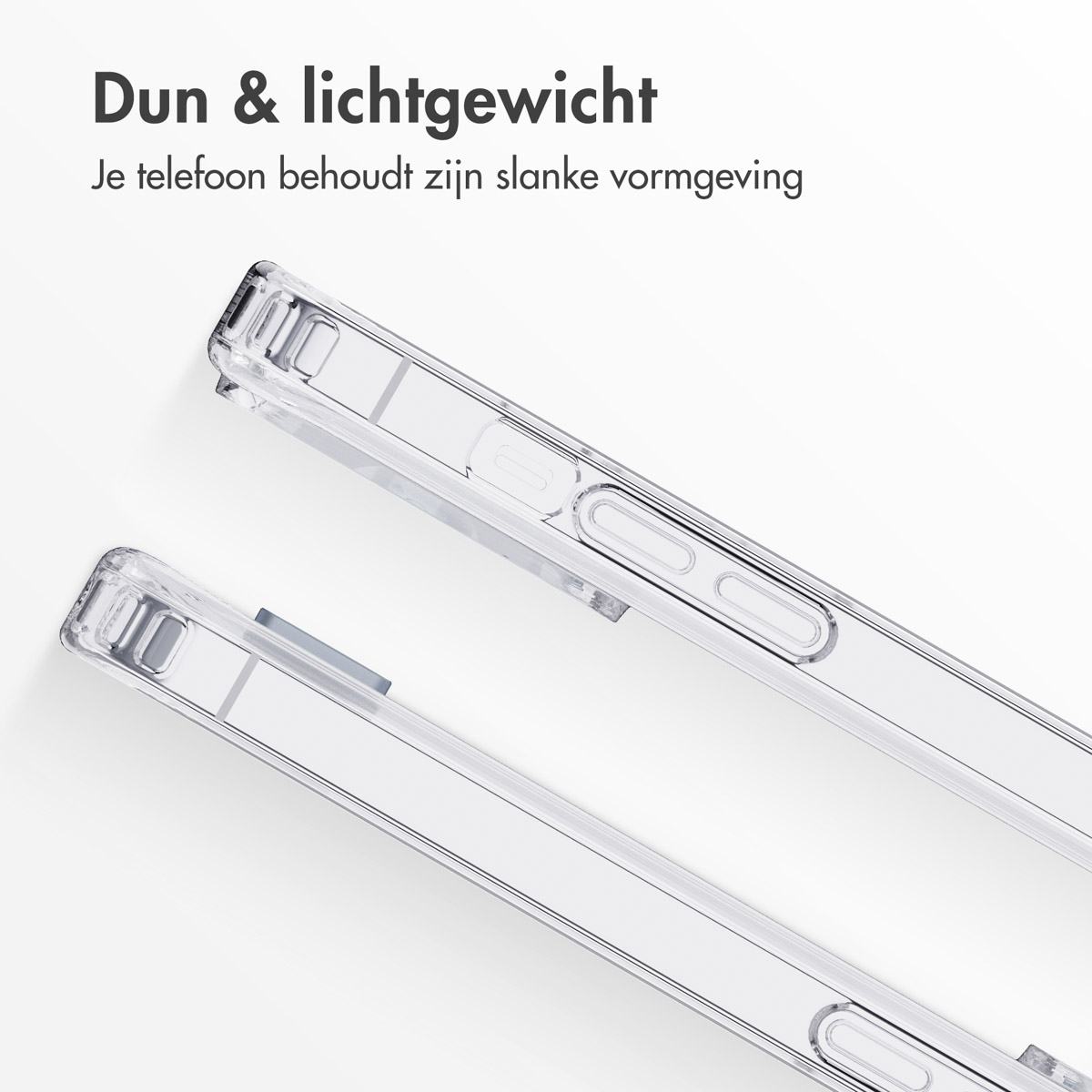 Deux coques de téléphone transparentes sur fond blanc. Les coques montrent les détails des boutons et des ports.