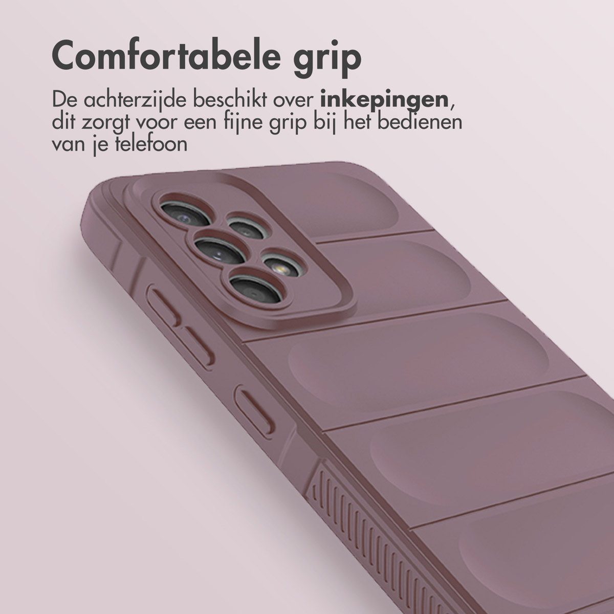 Une coque de téléphone prune avec un design rembourré sur un fond clair. Le dos a des encoches pour la prise en main.