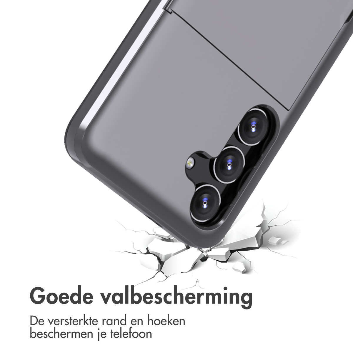 Grijze telefoonhoes valt. Gebarsten grond zichtbaar. Hoes schuin, toont cameradetail.