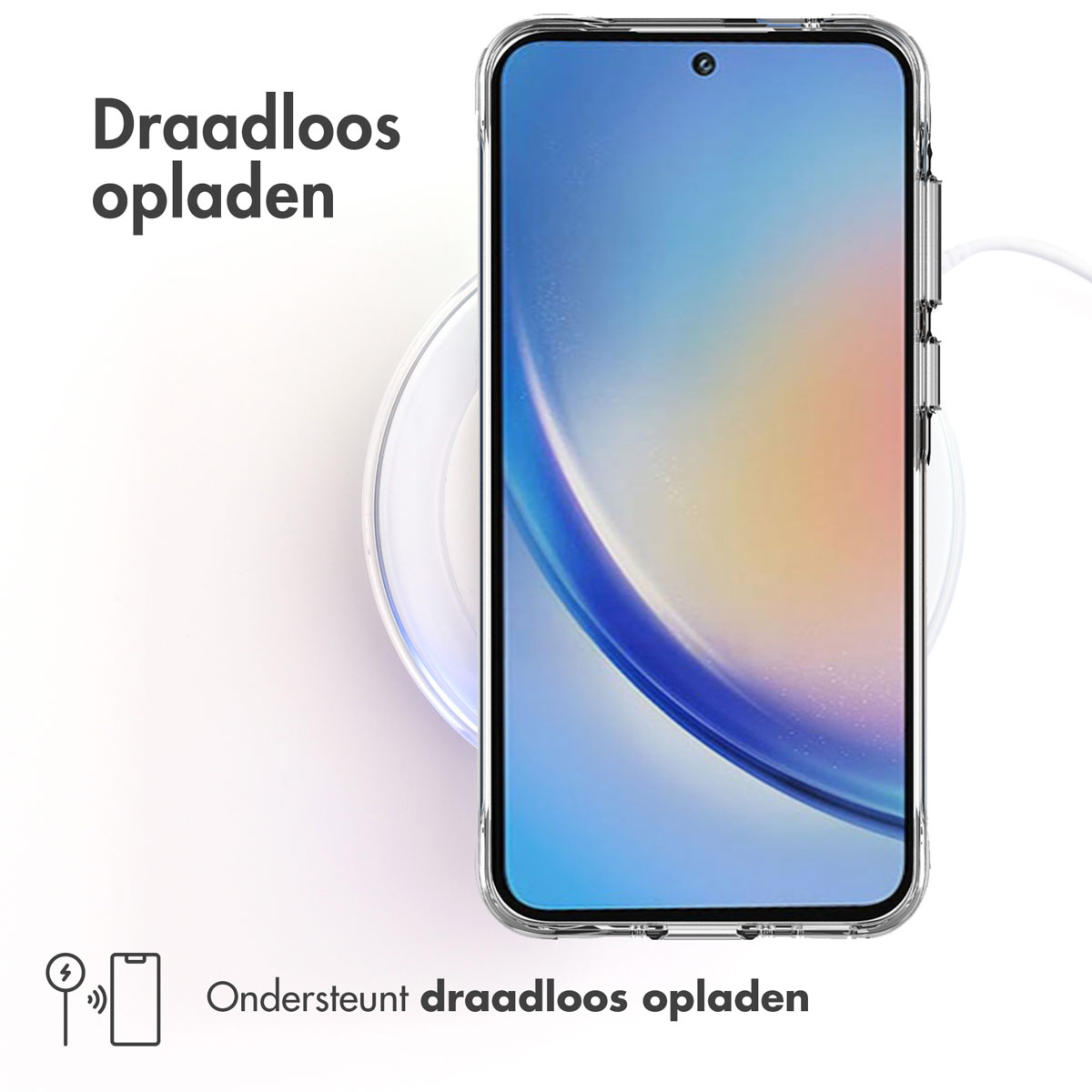 Een telefoon wordt draadloos opgeladen op een wit oplaadpad. De telefoon zit in een doorzichtige hoes.