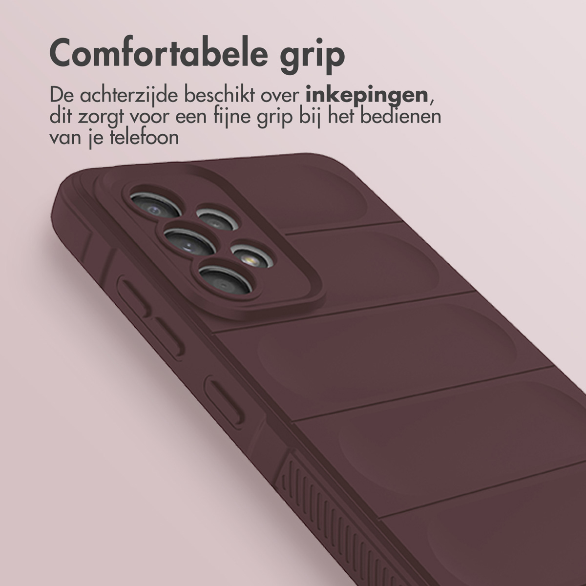 Een telefoonhoesje met een gestructureerd, donkerpaars ontwerp. De hoes staat op een lichtroze achtergrond.